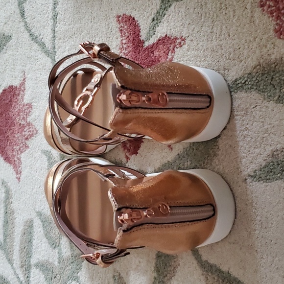 Womens Rose Gold Flat Sandals. GBG Guess. Size 8 - Picture 3 of 4